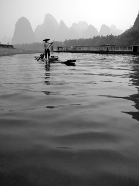 Sul fiume nei pressi di Yangshuo, Guangxi, Cina